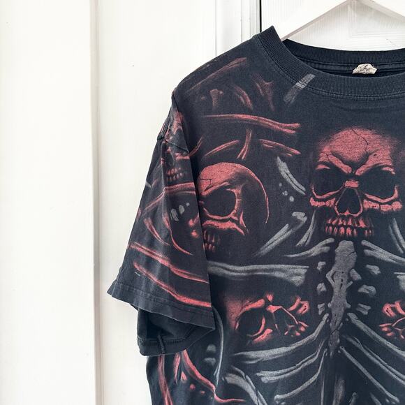 Vintage Anvil Liquid Blue Paper Tag Black 2008 Red Skull Pile Graphic Tee XL - Picture 3 of 16